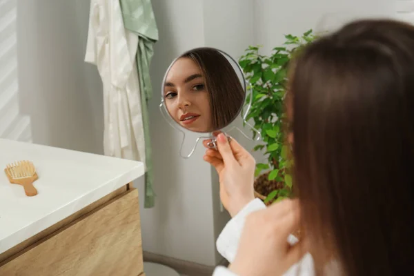 Gyönyörű Néz Tükörbe Fürdőszobában — Stock Fotó