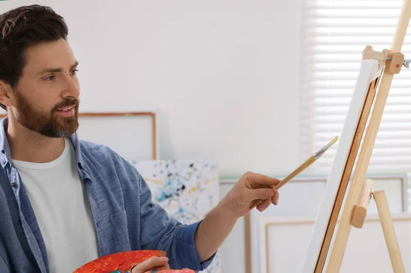 Людина Малює Студії Використання Мольберта Утримання Полотна — стокове фото