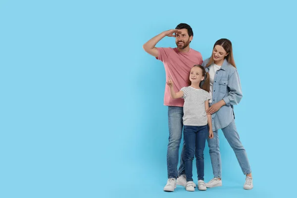 明るい青の背景に幸せな家族 テキストのためのスペース — ストック写真