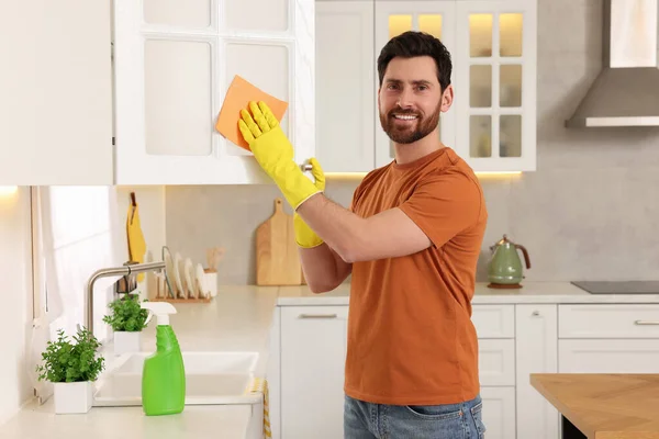 Spring Cleaning Man Tidying Kitchen Home — Stock Photo, Image