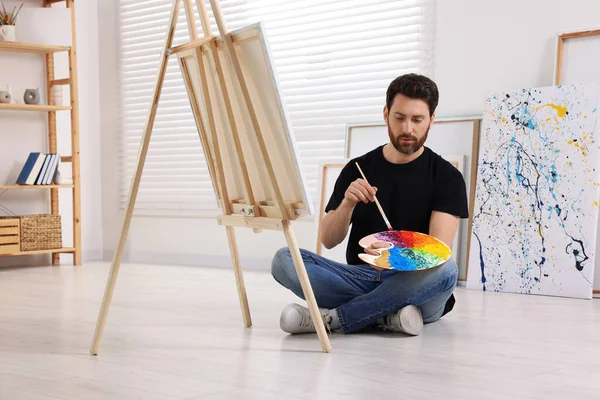 Άνθρωπος Πινέλο Και Ζωγραφική Παλέτα Στο Στούντιο Χρησιμοποιώντας Easel Για — Φωτογραφία Αρχείου