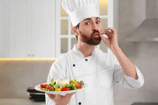 Chef Profissional Apresentando Deliciosa Salada Cozinha — Fotografia de Stock
