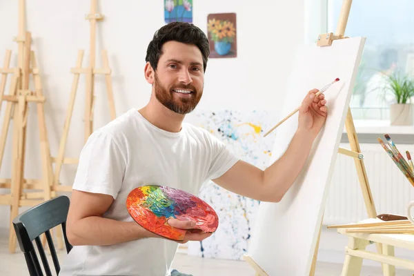 Hombre Feliz Pintando Estudio Usando Caballete Para Sostener Lienzo — Foto de Stock