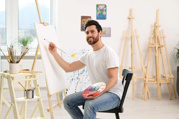 Hombre Feliz Pintando Estudio Usando Caballete Para Sostener Lienzo —  Fotos de Stock