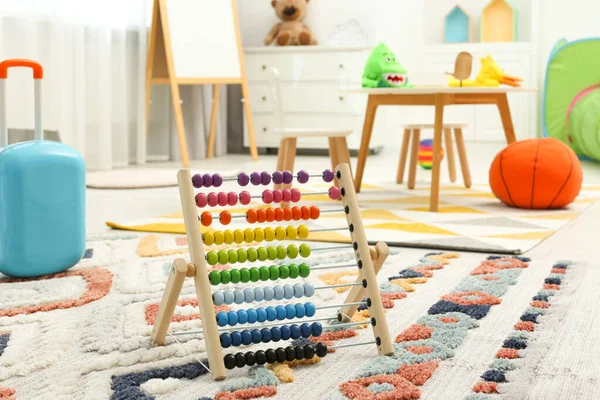 Juguete Colorido Ábaco Alfombra Sala Juegos Diseño Interiores Jardín Infancia — Foto de Stock
