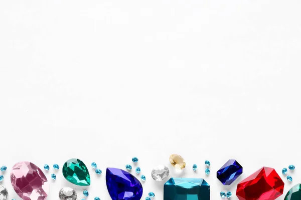 Verschillende Mooie Edelstenen Voor Sieraden Witte Achtergrond Bovenaanzicht Ruimte Voor — Stockfoto