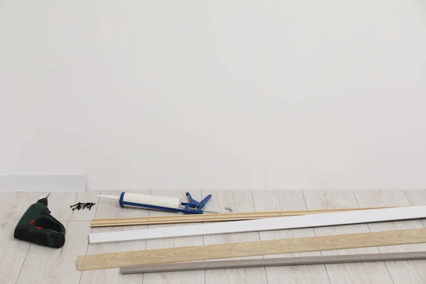 Plinths Caulking Gun Screwdriver Screws Laminated Floor Room — Stock Photo, Image
