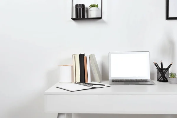 舒适的工作空间 带着笔记本电脑和文具在家里的木制桌子上 案文的篇幅 — 图库照片