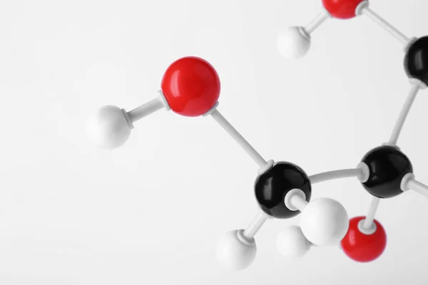 薄い灰色の背景にグルコースの分子 クローズアップ 化学モデル — ストック写真