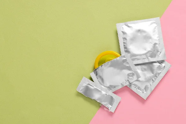 Preservativos Sobre Fondo Color Vista Superior Con Espacio Para Texto — Foto de Stock