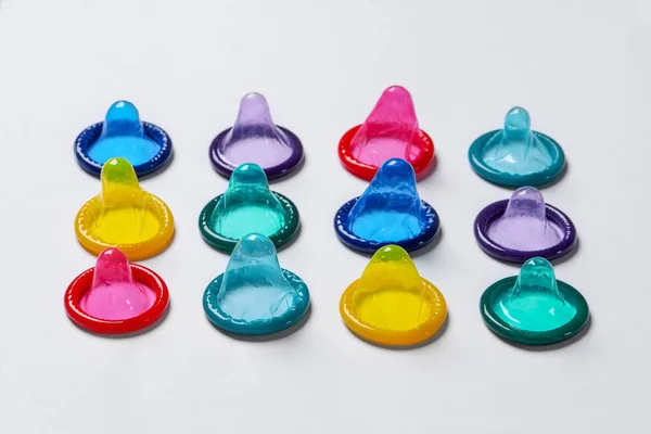 Красочные Презервативы Белом Фоне Крупным Планом Safe Sex — стоковое фото