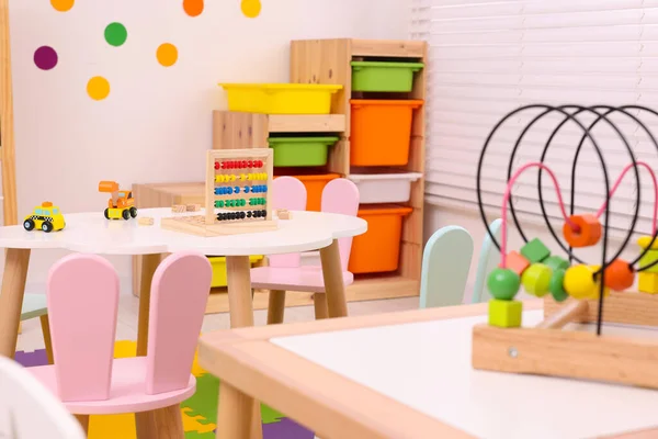 おもちゃやモダンな家具でスタイリッシュな幼稚園のインテリア — ストック写真
