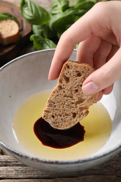 Wanita Mencelupkan Sepotong Roti Dalam Cuka Balsamic Dengan Minyak Meja — Stok Foto