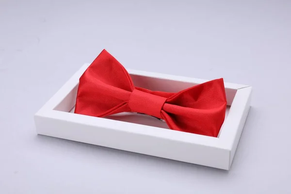 Elegante Laço Vermelho Caixa Fundo Branco — Fotografia de Stock
