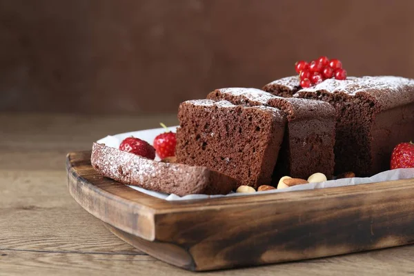 Smaklig Chokladkaka Med Nötter Och Bär Träbord Närbild Plats För — Stockfoto