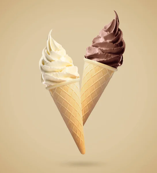 薄脆的圆锥上的美味冰淇淋落在柔和的浅褐色背景上 — 图库照片
