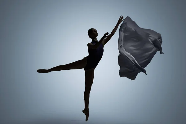 Gyönyörű Balerina Fátyollal Táncoló Világosszürke Háttérrel Táncos Sötét Sziluettje — Stock Fotó