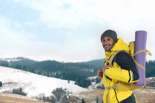 Ευτυχισμένος Τουρίστας Σακίδιο Στα Χιονισμένα Βουνά — Φωτογραφία Αρχείου