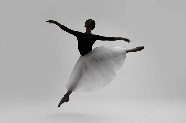 Hermosa Bailarina Bailando Sobre Fondo Gris Claro Silueta Oscura Bailarina —  Fotos de Stock