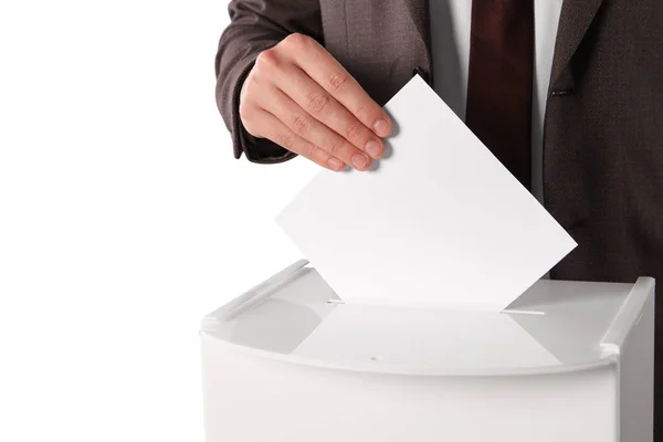 男子把他的选票放在投票箱在白色背景 特写镜头 — 图库照片