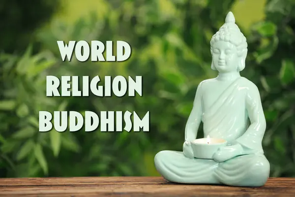 Estátua Buda Com Vela Acesa Mesa Madeira Texto Religião Mundial — Fotografia de Stock