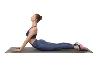 Beyaz arka planda yoga yapan genç bir kadın.