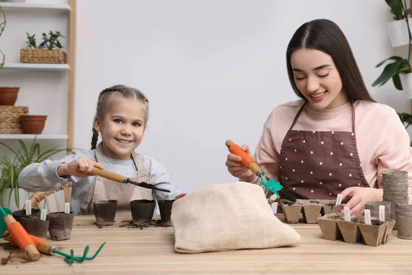 Mutter Und Tochter Füllen Töpfe Mit Erde Einem Holztisch Haus — Stockfoto