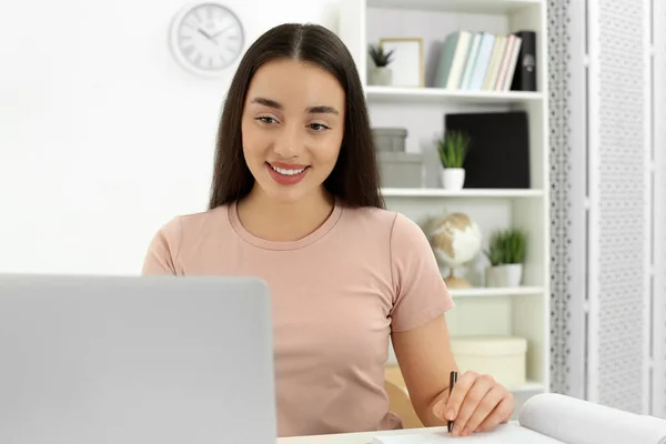 家庭工作场所在房间里用笔记本电脑工作的快乐女人 — 图库照片