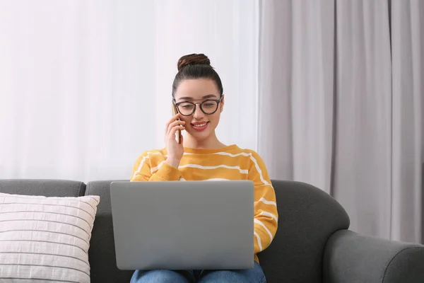 Işyerinde Dizüstü Bilgisayarı Olan Mutlu Bir Kadın Odasındaki Kanepede Akıllı — Stok fotoğraf