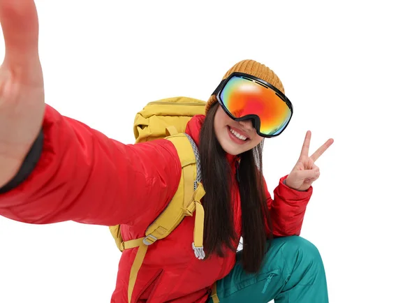 Mulher Sorridente Óculos Esqui Tomando Selfie Mostrando Sinal Paz Fundo — Fotografia de Stock