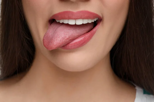 彼女の舌を示すヌード口紅を持つ女性 閉じる — ストック写真