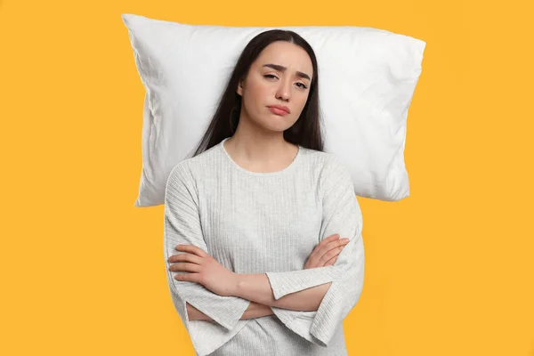Müde Frau Mit Kopfkissen Auf Gelbem Hintergrund Schlaflosigkeit — Stockfoto
