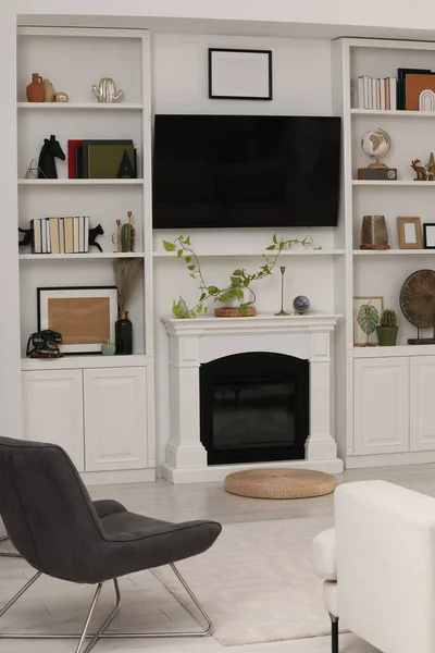 Acogedor Interior Habitación Con Muebles Elegantes Chimenea Decorativa Televisor — Foto de Stock