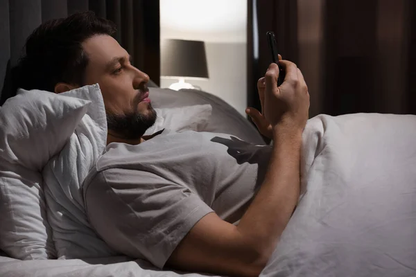 Mann Mit Smartphone Nachts Bett Internetsucht — Stockfoto