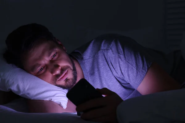 Homem Usando Smartphone Cama Noite Vício Internet — Fotografia de Stock