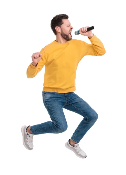 Mikrofonlu Yakışıklı Adam Beyaz Arka Planda Şarkı Söylüyor Zıplıyor — Stok fotoğraf