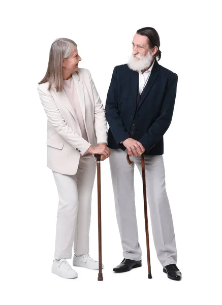 白い背景に杖を持つシニア男性と女性 — ストック写真