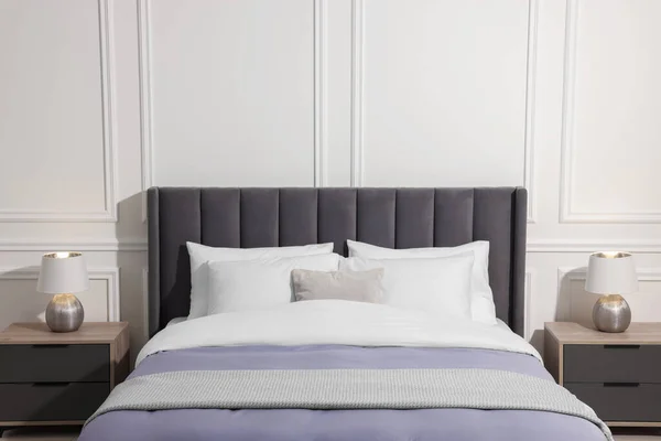 Evde Lambalar Komodinlerin Arasında Rahat Bir Yatak Tasarım — Stok fotoğraf