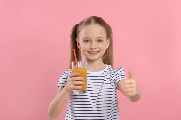 Cute Little Girl Gospodarstwa Szklankę Świeżego Soku Słomką Pokazując Kciuki — Zdjęcie stockowe