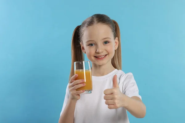 Χαριτωμένο Κοριτσάκι Φρέσκο Χυμό Δείχνει Τους Αντίχειρες Επάνω Στο Γαλάζιο — Φωτογραφία Αρχείου