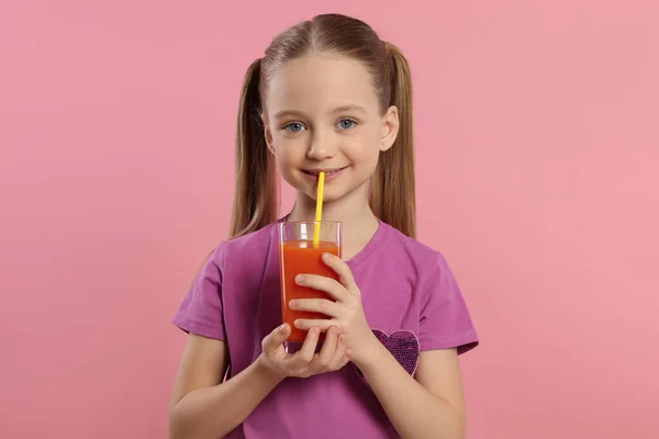Χαριτωμένο Κοριτσάκι Πίνοντας Φρέσκο Χυμό Άχυρο Ροζ Φόντο — Φωτογραφία Αρχείου