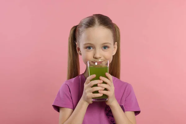 Söt Liten Flicka Med Glas Färsk Juice Rosa Bakgrund — Stockfoto