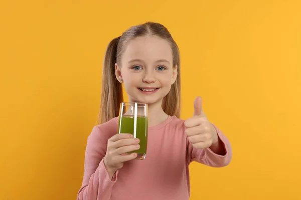 Söt Liten Flicka Med Glas Färsk Juice Visar Tummen Upp — Stockfoto