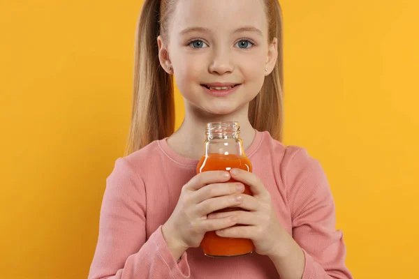 Χαριτωμένο Κοριτσάκι Ένα Ποτήρι Φρέσκο Χυμό Πορτοκαλί Φόντο — Φωτογραφία Αρχείου