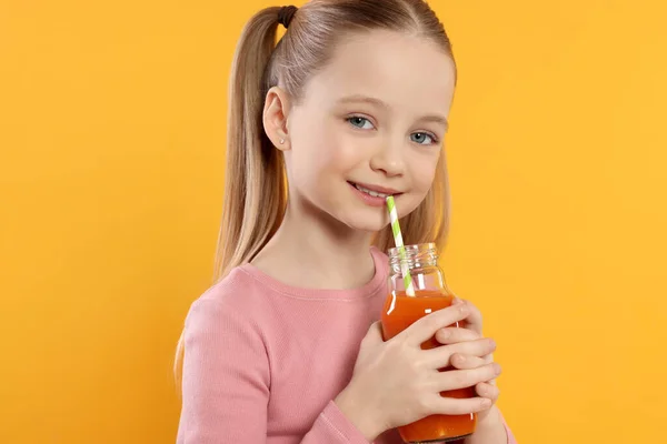 Χαριτωμένο Κοριτσάκι Πίνοντας Φρέσκο Χυμό Πορτοκαλί Φόντο — Φωτογραφία Αρχείου