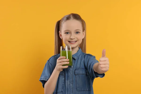 Nettes Kleines Mädchen Mit Einem Glas Frischen Saft Zeigt Daumen — Stockfoto