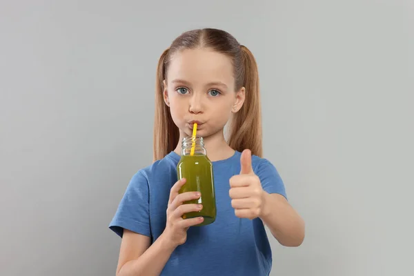 Nettes Kleines Mädchen Trinkt Frischen Saft Und Zeigt Daumen Nach — Stockfoto
