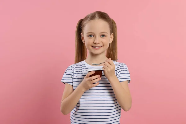 Милая Маленькая Девочка Вкусным Йогуртом Розовом Фоне — стоковое фото
