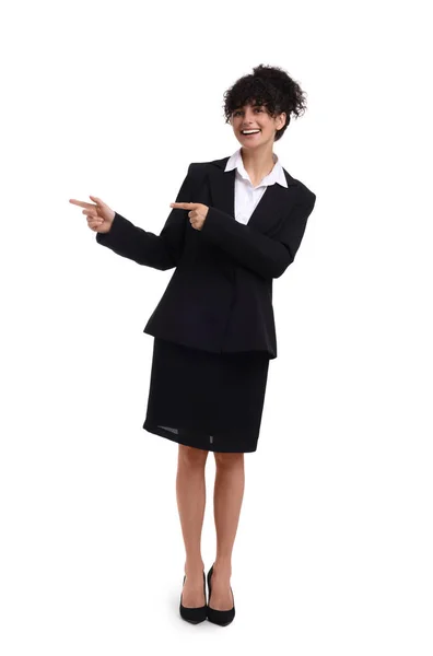 白い背景に何かを指している美しい幸せなビジネスマンの女性 — ストック写真