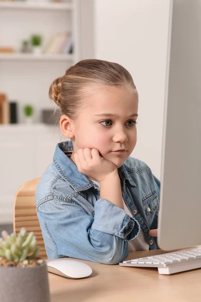 Menina Usando Computador Mesa Quarto Vício Internet — Fotografia de Stock